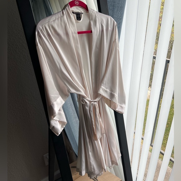 Set of two (2) satin robes - Picture 4 of 12